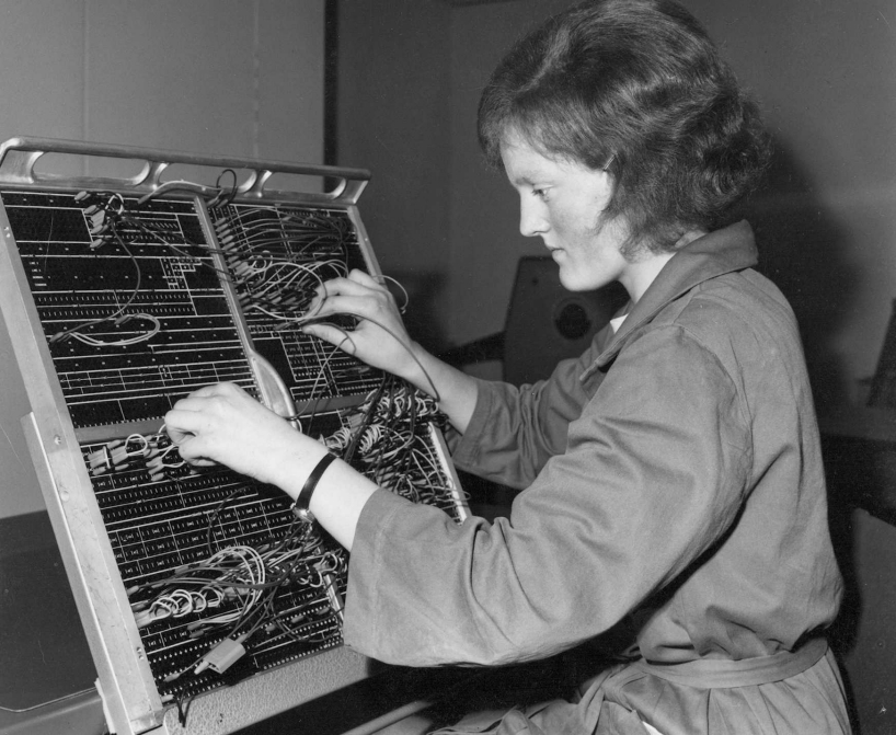 Programmiererin (Lochkarten-Operatrice) bei der Arbeit, ca. 1963 (A 451/7.7.3)